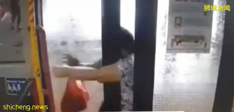 太危險!新加坡巴士夾住乘客,半截身子挂門外