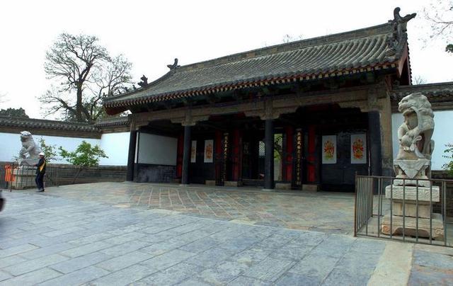 新加坡总统曾经建议中国抛弃汉语,全民学英文,幸亏没听他的