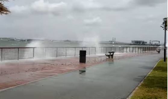 狂浪席卷新加坡!小岛纹丝不动,见怪不怪了