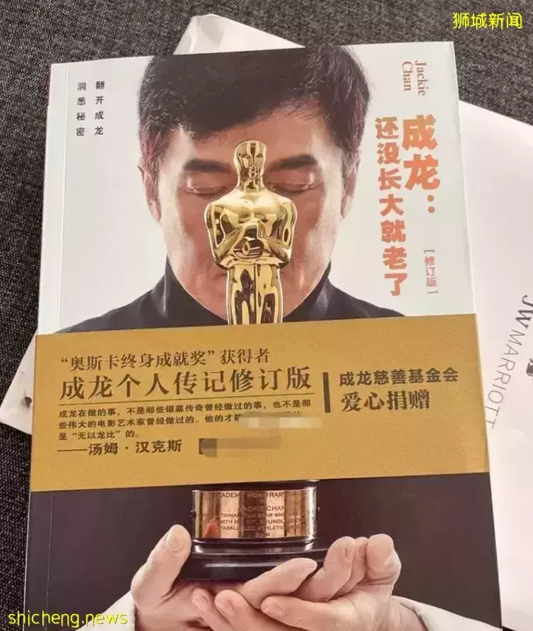 成龙和空姐搂肩照流出,还要电话、地址?女方回应!他两次为新加坡做好事而被骂