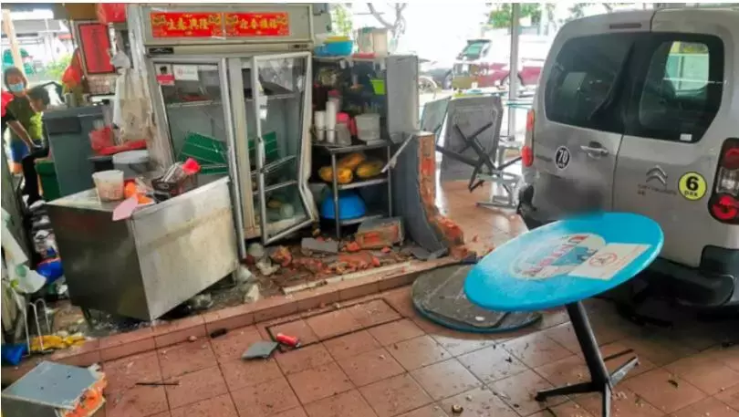 油门当刹车！新加坡64岁货车司机开车撞进百人用餐门店