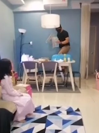 技工上门修冷气 女孩拿水给他喝 竟是逾半年没见的爸爸