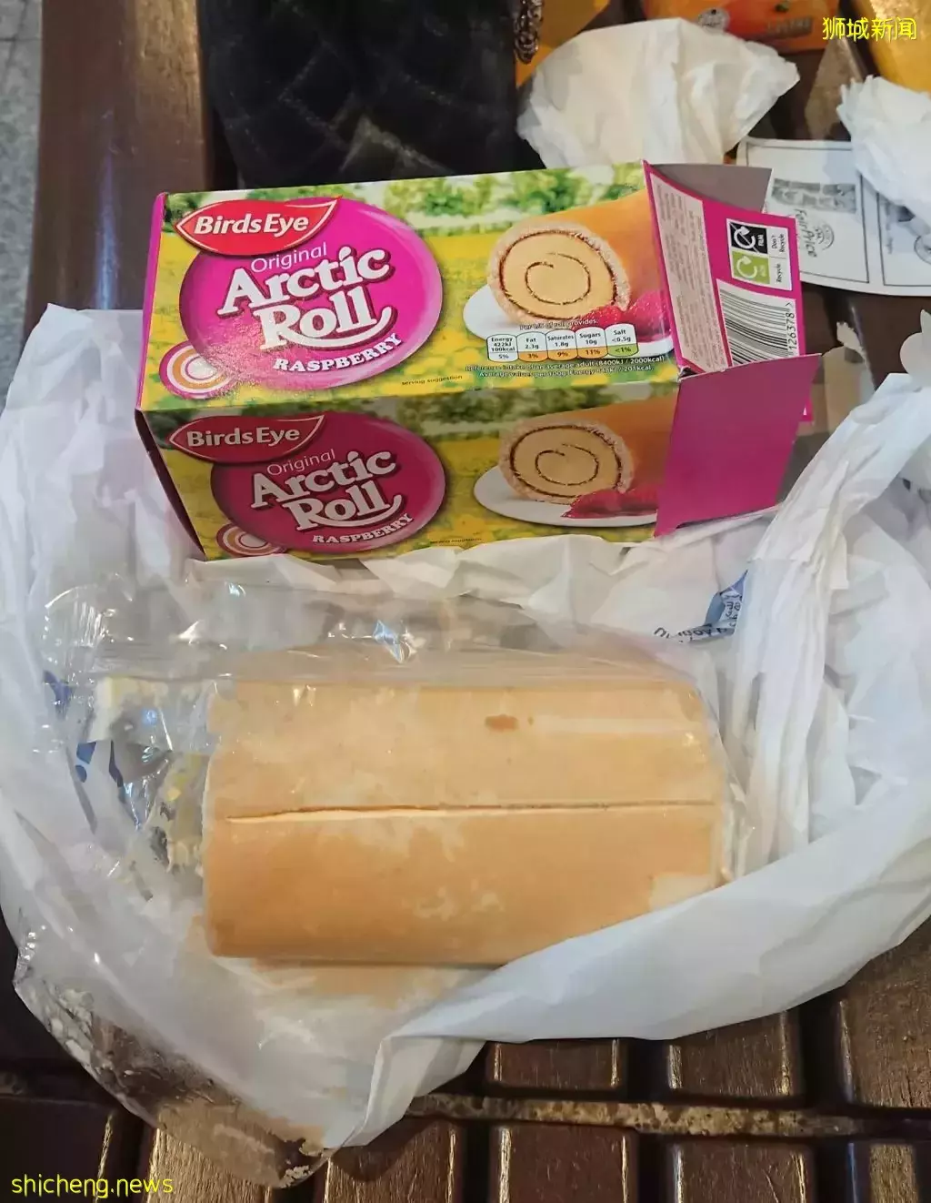 古早味蛋糕卷Arctic Roll，现可在NTUC FairPrice买到😍海绵蛋糕+覆盆子酱+香草冰淇淋，味道很上头