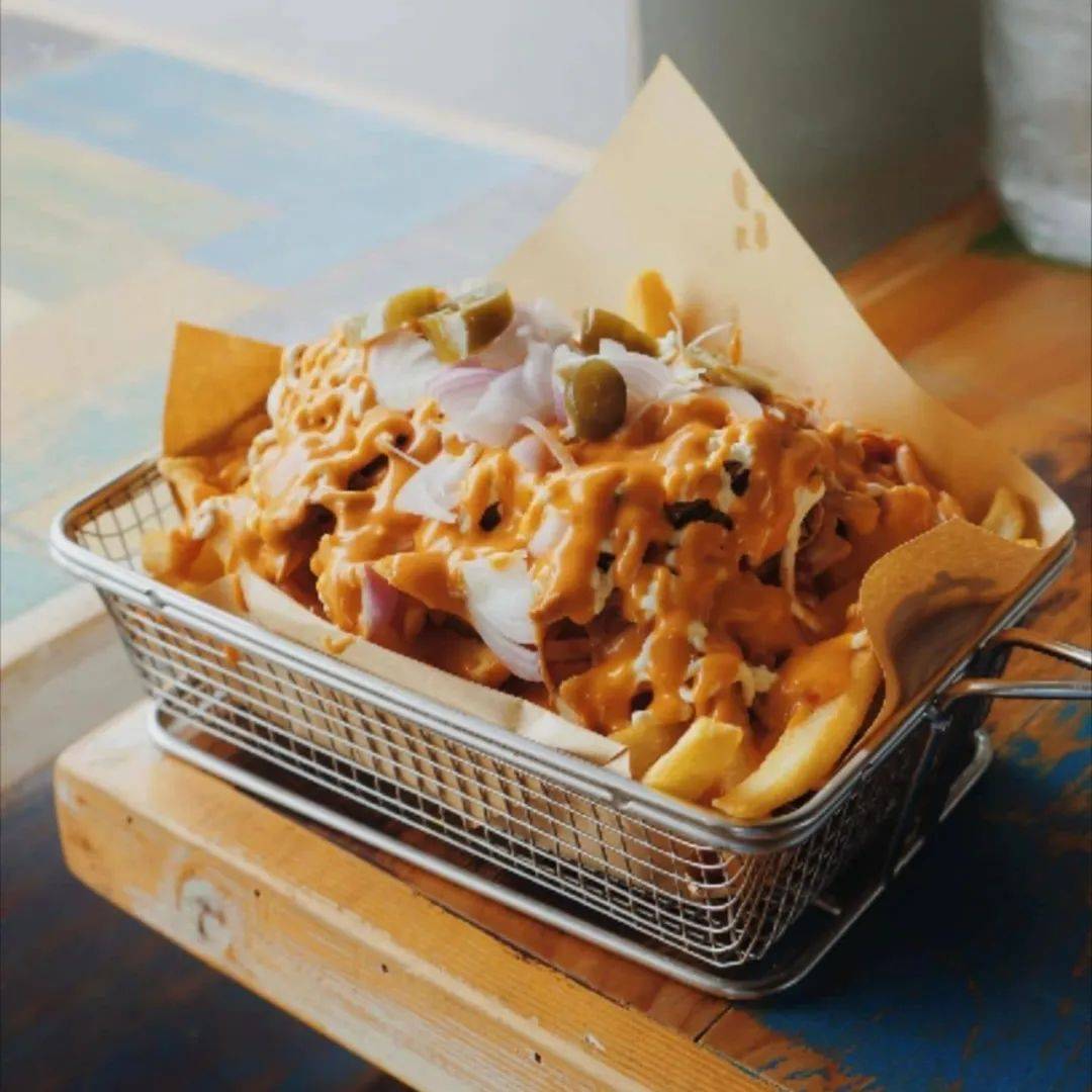 “下班後，看著獅城的炸雞店，眼淚不爭氣的從嘴角流下來”