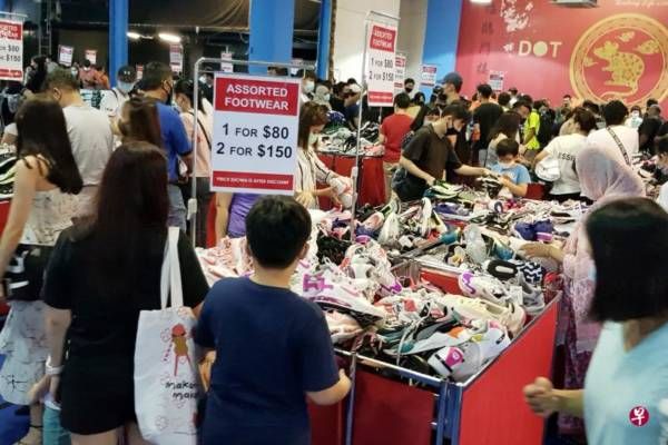 狮城卖场做新年促销 大批顾客光顾  无社交距离