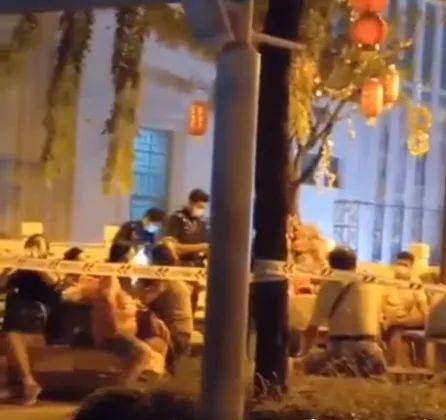 近40名中老年人聚集牛车水天桥花园办新年派对,警方到场一举“抓获”