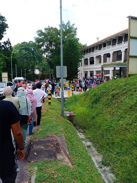 数百新国人开豪车 抢购倒闭酒店 二手家具厨具