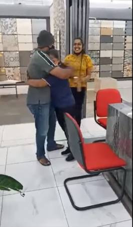 【柔佛人頭條】馬勞偷偷回家 爲至親造驚喜 久違抱抱