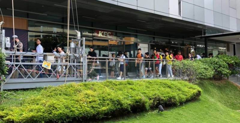 疫情当头还是少出门吧！进商场都得排队！大家别忘了安全距离啊