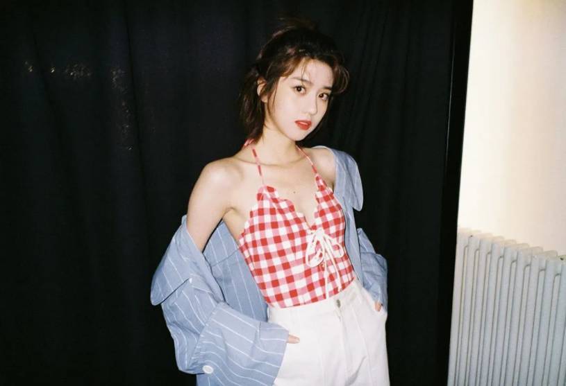 她被稱爲新加坡“蘋果女神”，畢業于北京電影學院，出演過《九州・海上牧雲記》