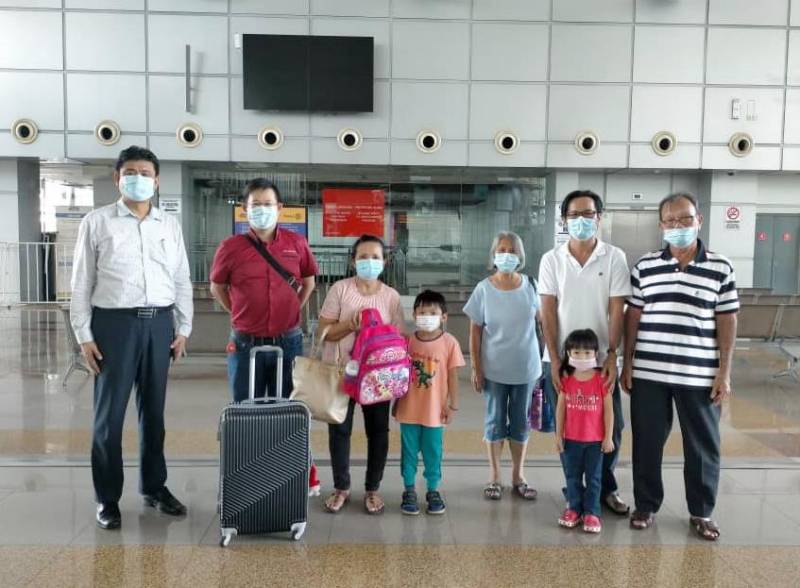 【新冠肺炎】哥哥赴新上學　小兄弟關卡相擁道別