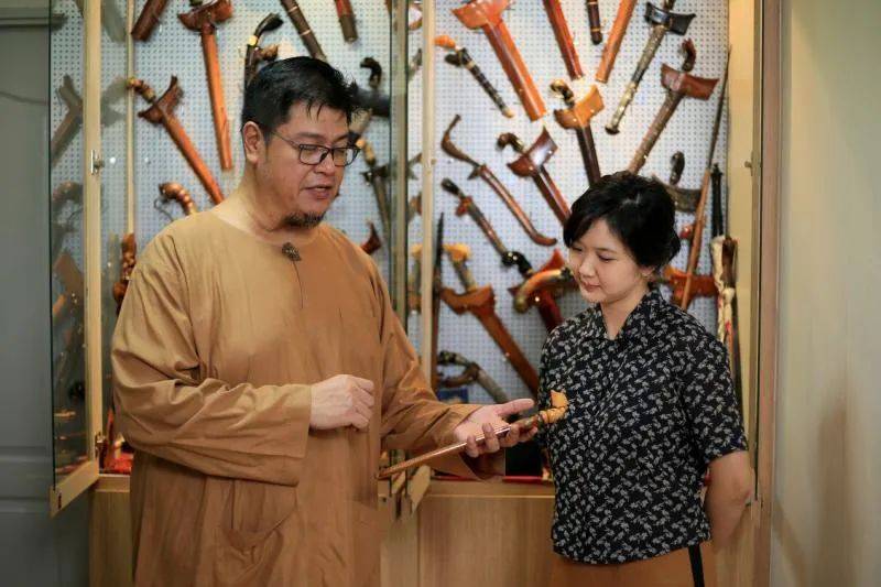 身体是弯曲的“娜迦”蛇神；把是含羞的公主，此物为残酷的雅美