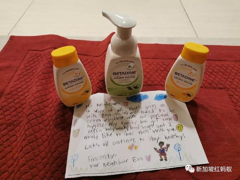 狮城小孩给邻居送洗手液　给医护人员送爱心早餐