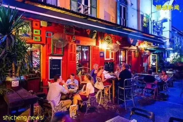 疫情2年,新加坡人存下一笔巨款!不出国、无社交、没夜生活后,每月开销不到1000新