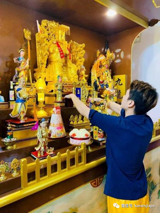 李佳琦来了?身穿金袍做乩童,烧金纸