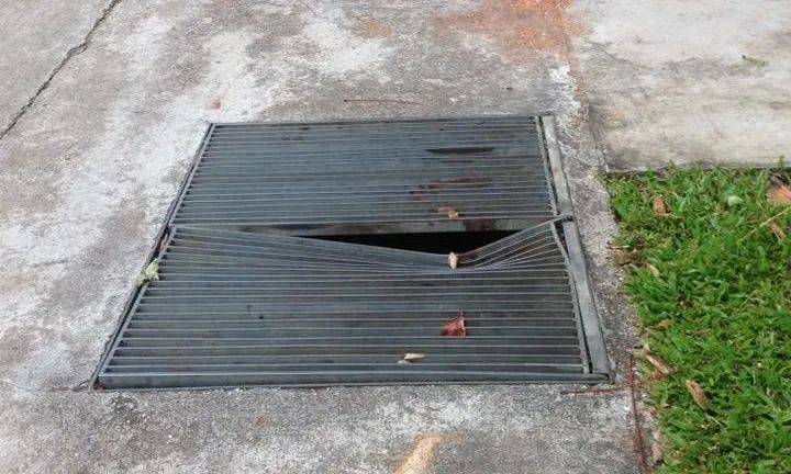 昨天!新加坡遭40年来最强暴雨袭击,全岛多处被洪水淹没,驾车犹如水中行船