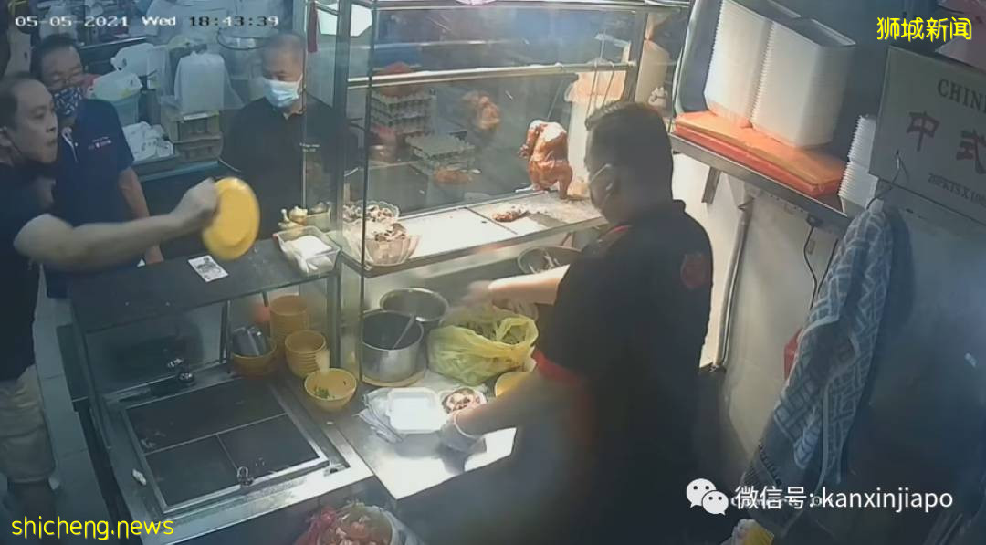为了一盘鸡饭发飙，新加坡大叔向摊贩怒甩鸡肉