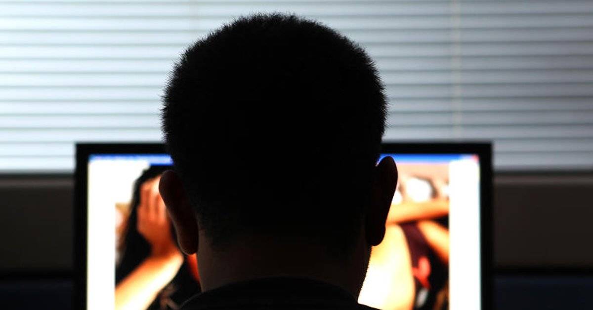 买了10张半裸照不过瘾 少东威胁女网红:一起毁灭