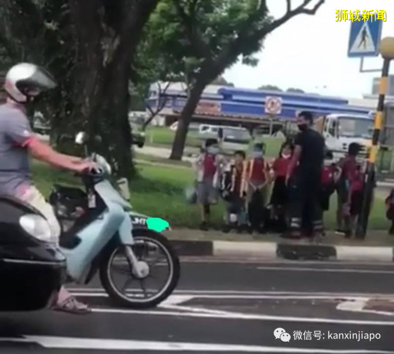 新加坡校车翻覆,9名儿童爬出校车逃命