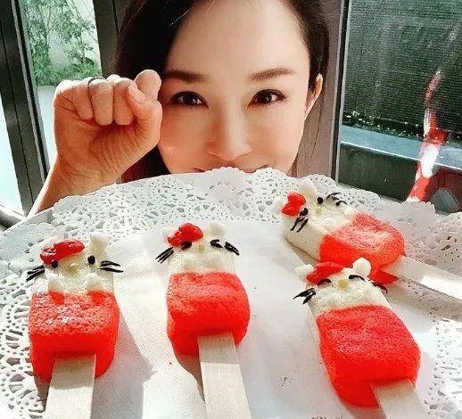 新加坡第一美女近照,穿三角裤腿长,49岁皮肤如同20岁美少女