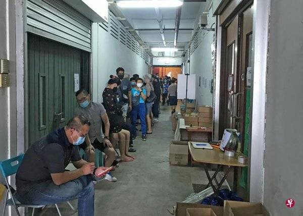 不敌疫情结业  公众蜂涌抢碗盘　