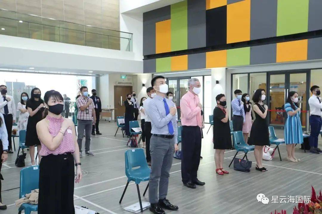 新加坡總理親自頒發公民證書，移民政策釋放積極信號