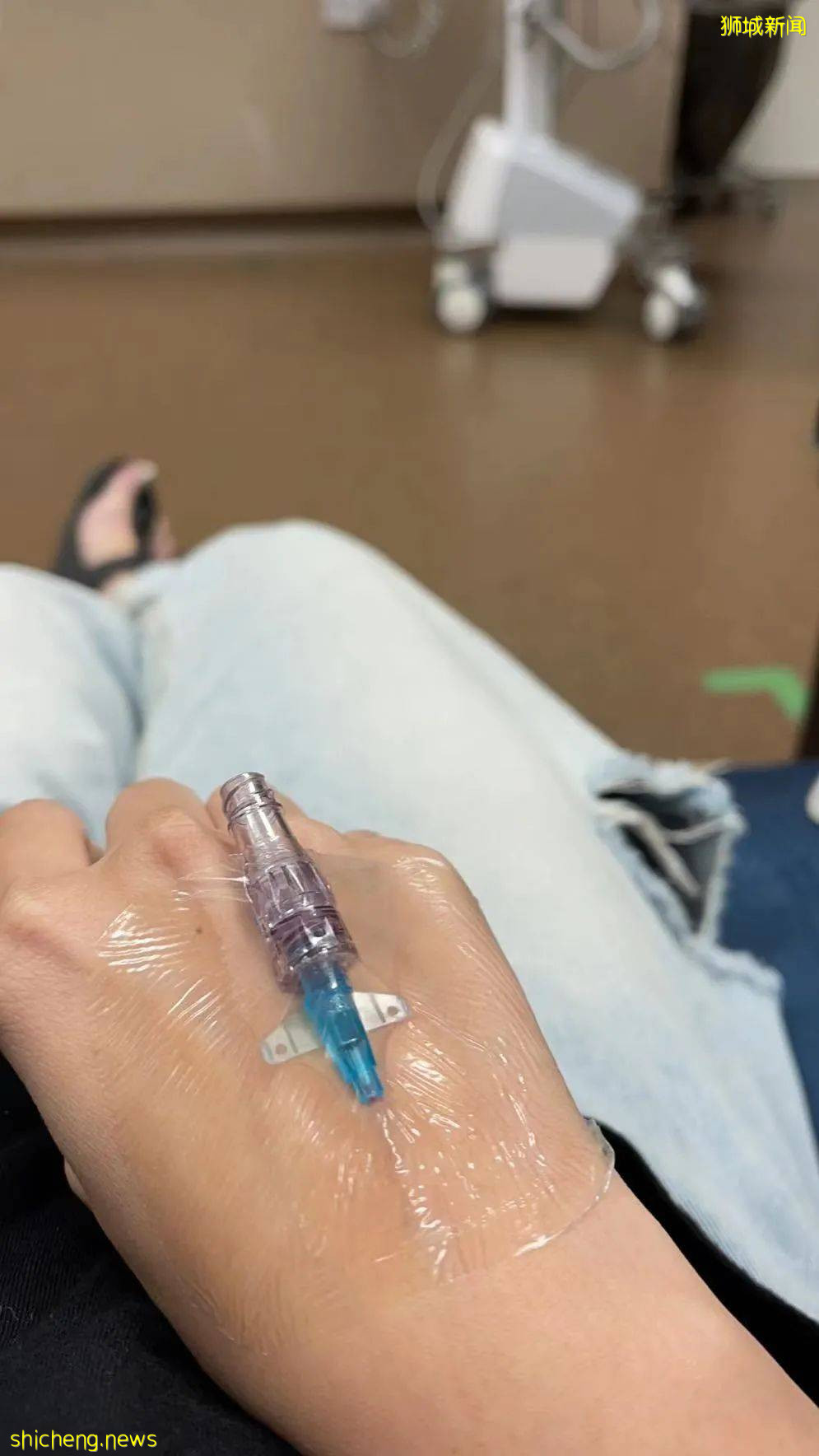 26岁女孩在新加坡确诊，高烧、呼吸困难，自己叫救护车去医院