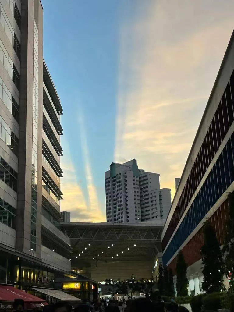 罕见!新加坡再现神奇天象,万道光芒从天空射下,50张美图刷屏