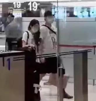 丈夫与小三机场被正妻和儿子抓包，过去一周几乎全新加坡人都看了