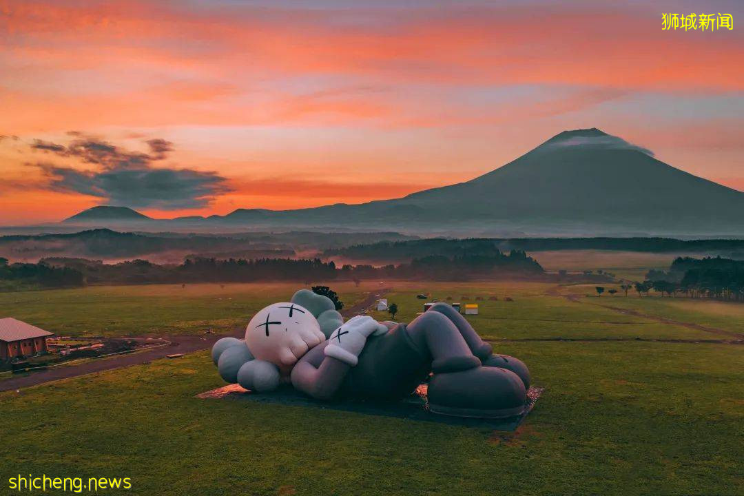 終于等到你！“KAWS:HOLIDAY” 世界巡回展來到新加坡！42米雕塑作品空降濱海灣