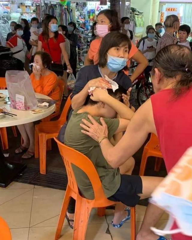 噩梦成真!新加坡食阁的巨型吊扇掉下来砸伤了人,血流不止