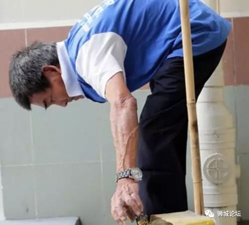 新加坡阿婆以李光耀为幌子行骗，可怜七旬阿伯为“欠债”，背都折了！
