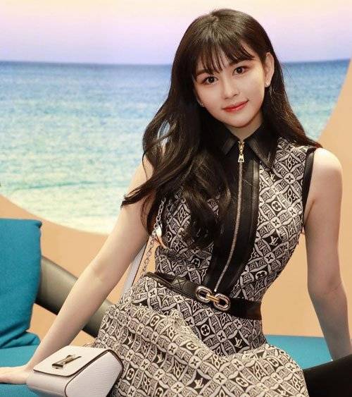 新加坡富二代 美貌媲美邱淑贞女儿