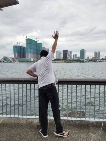 又一受困獅城馬勞 隔岸揮手解思念