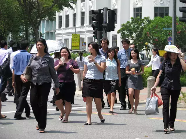 新加坡護照簽發創新低！十幾萬人離開，他們來了13年，月薪9K，PR都被拒了