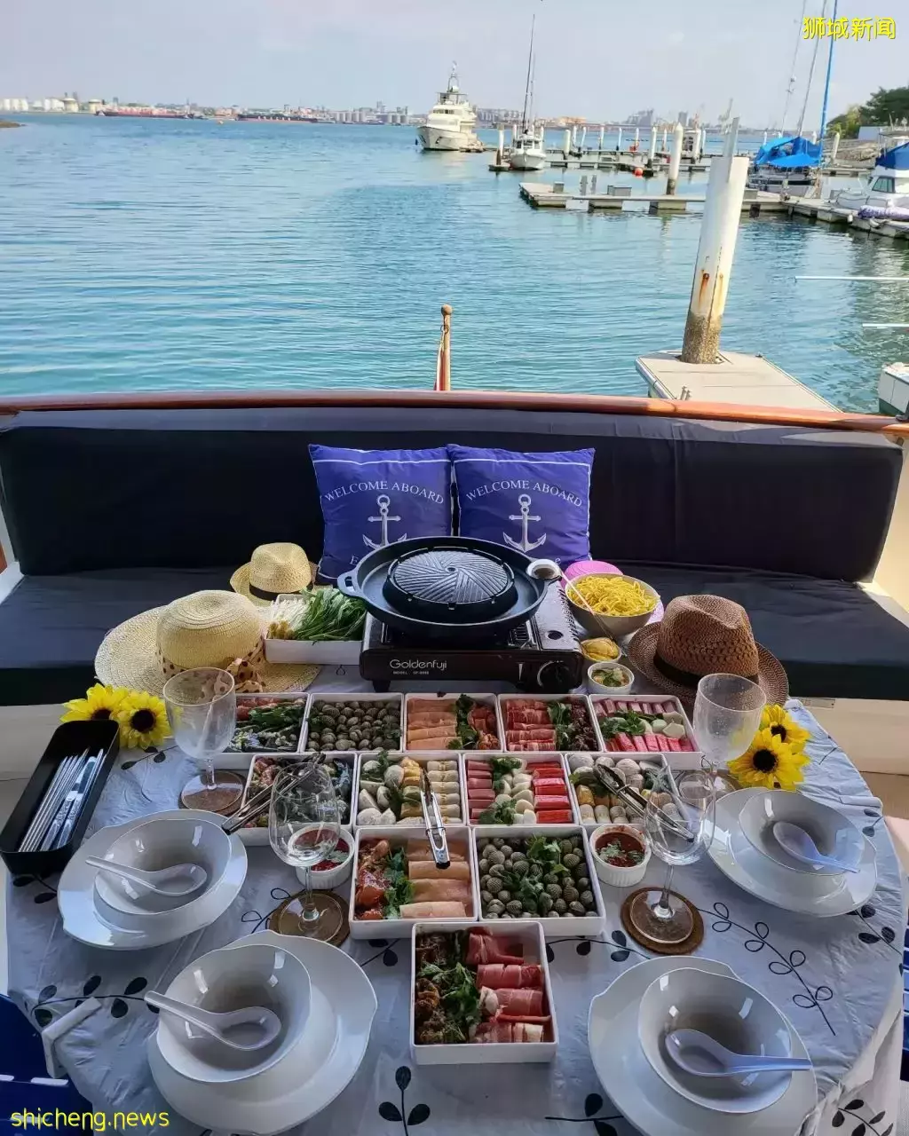 在游艇上吃Mookata!游艇、美食、美景我全都要