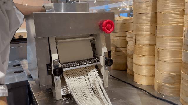 三人行新店開業!三人來吃就送招牌菜!全島三店同慶