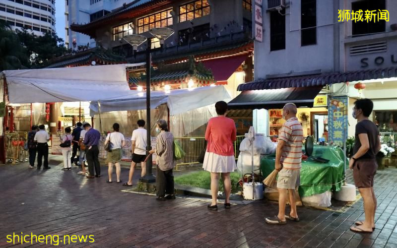 四马路观音堂重开 信众冒雨排队