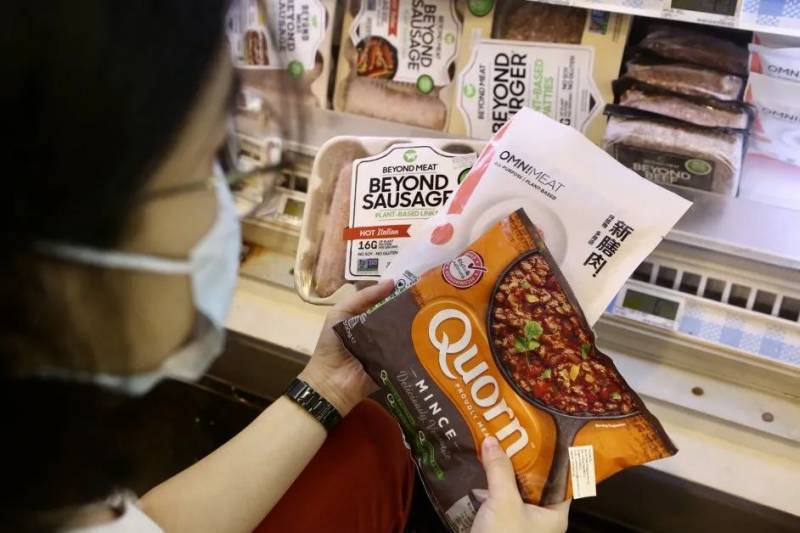 采集活雞細胞制成,新加坡成爲全球首個批准售賣培植肉國家