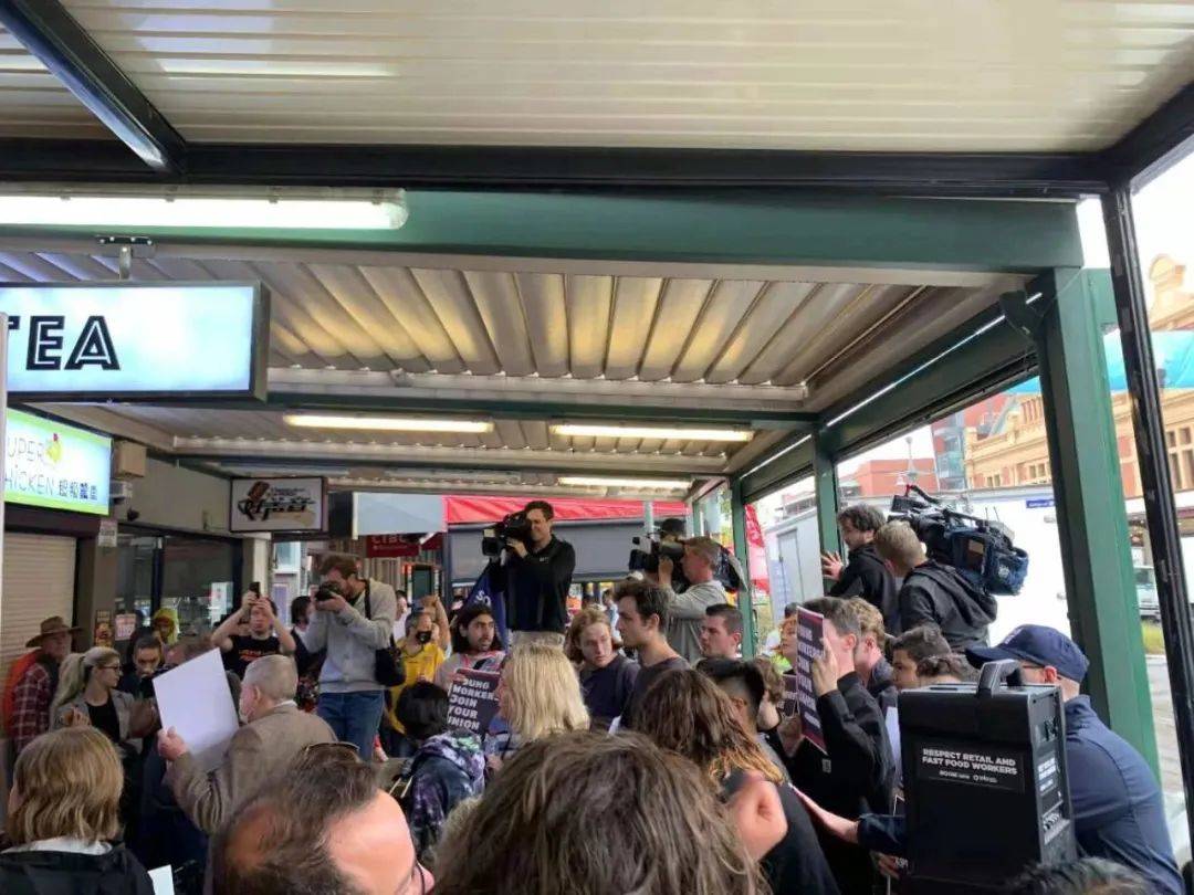 中國女留學生討薪被掌掴、踢飛！唐人街爆發抗議遊行！新加坡也有這種事嗎