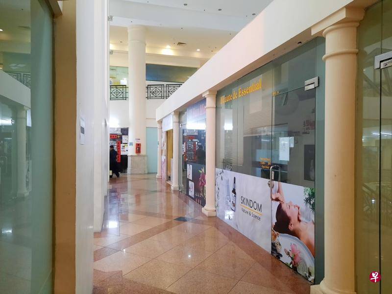 警扫荡后再重开  女郎搔头弄姿拉客