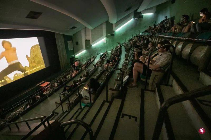 人数限制放宽首日 新加坡电影院生意怎么样