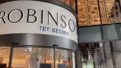 实拍!新加坡这家商场被挤爆!网站也刷爆