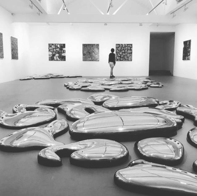 日本草间弥生在新加坡举办单色主题展,还是免费的哦