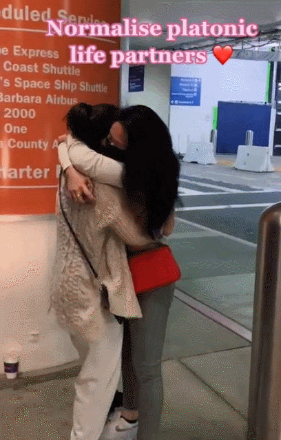 新加坡24岁美女遭热议!和闺蜜“结婚”变伴侣,男友竟愿意