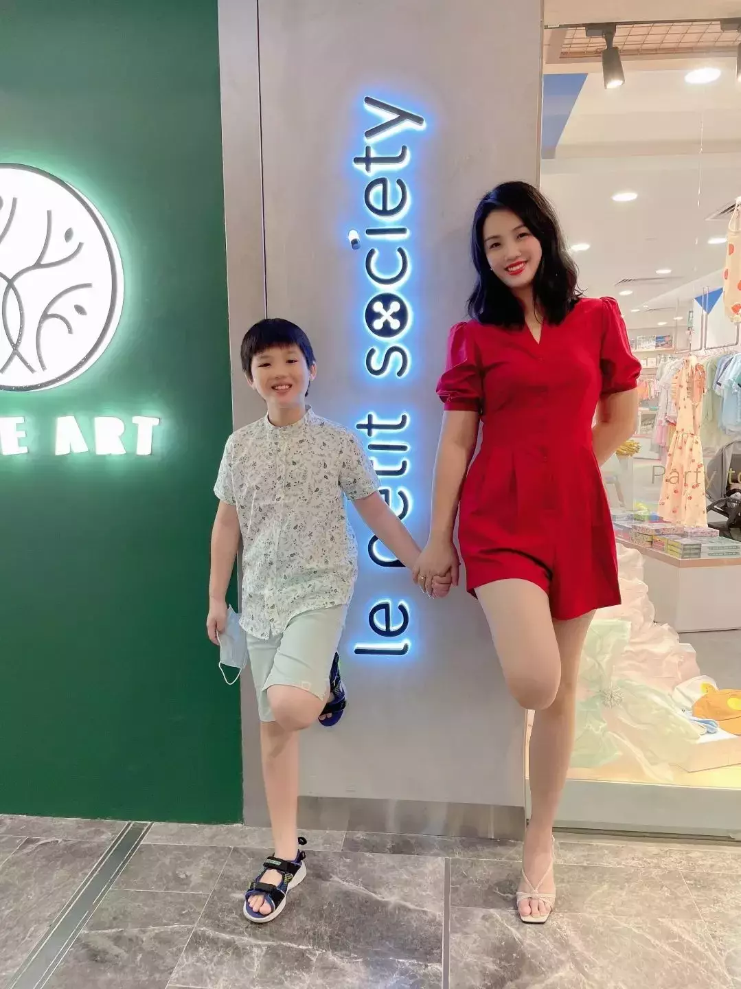 我们挖到了新加坡宝藏童装品牌,新年亲子装穿出了明星的感觉