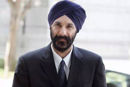 新加坡清晨5點幾十人去法院排隊，旁聽李顯龍“打官司”