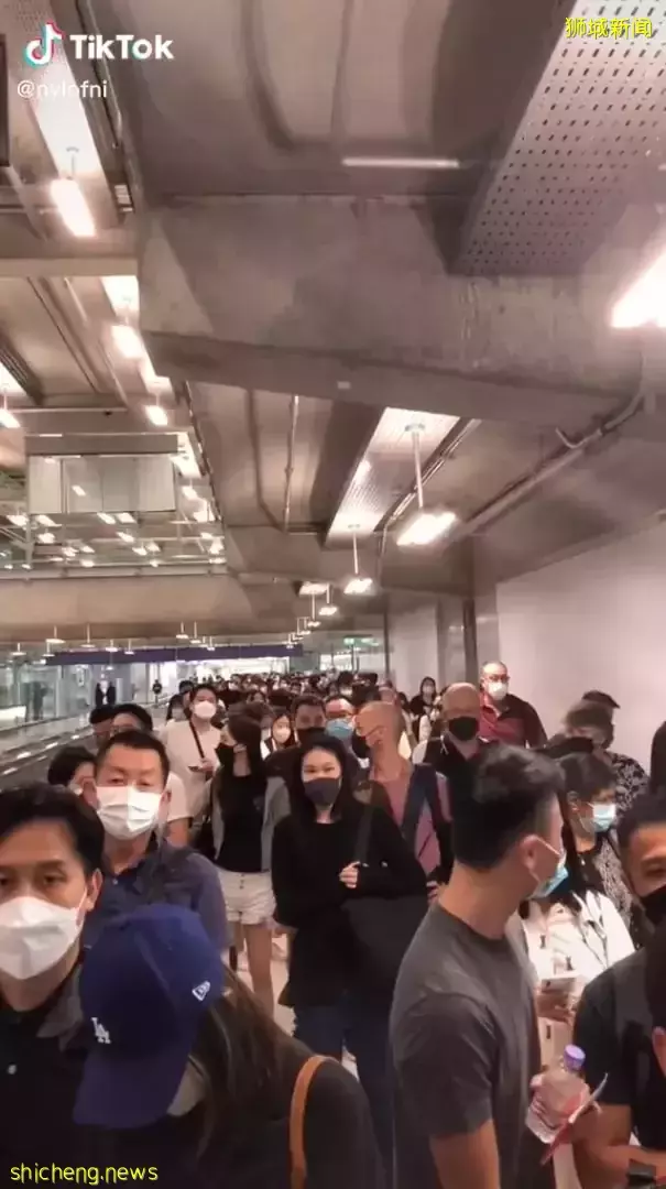 曼谷機場被新加坡人擠爆！小長假期間，新加坡到處都是人從衆