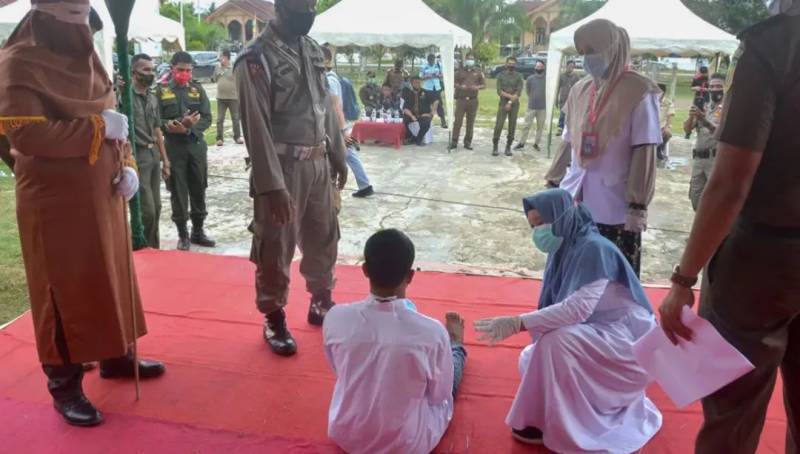 实拍!印尼19岁男子被当街鞭刑146下!打得比新加坡还狠