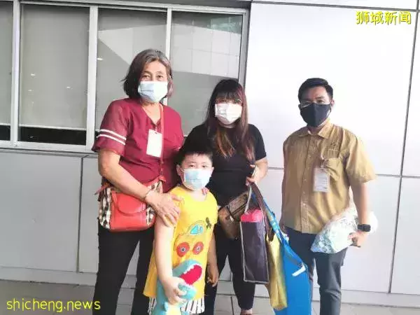 到新加坡和双亲团圆 男童不舍祖父母大哭